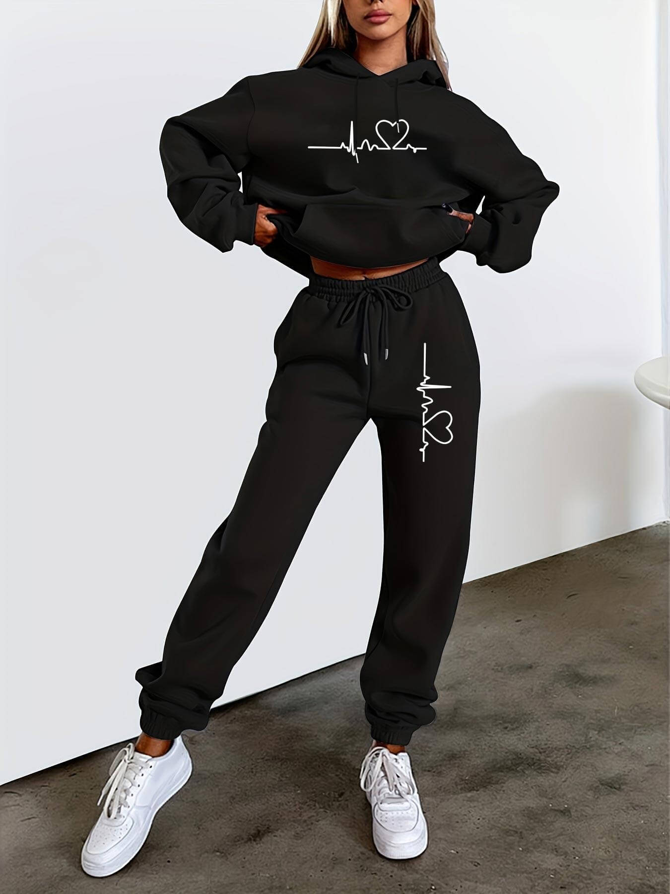 Produktbild von Damen Zweiteiler Cozy – Fleecegefütterter Hoodie & Jogginghose in Grau mit Herzschlag-Print, ideal für Herbst & Winter – hochwertig verarbeitet für tägliche Anwendung