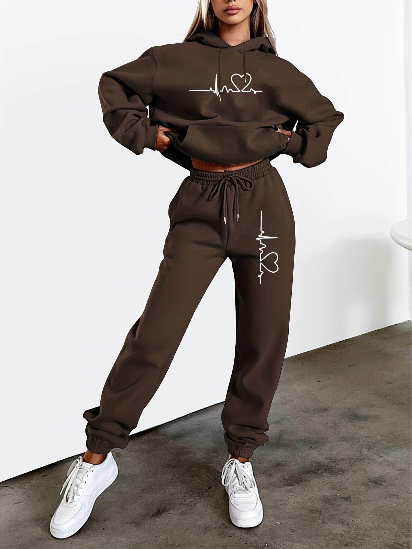 Produktbild von Damen Zweiteiler Cozy – Fleecegefütterter Hoodie & Jogginghose in Grau mit Herzschlag-Print, ideal für Herbst & Winter – hochwertig verarbeitet für tägliche Anwendung