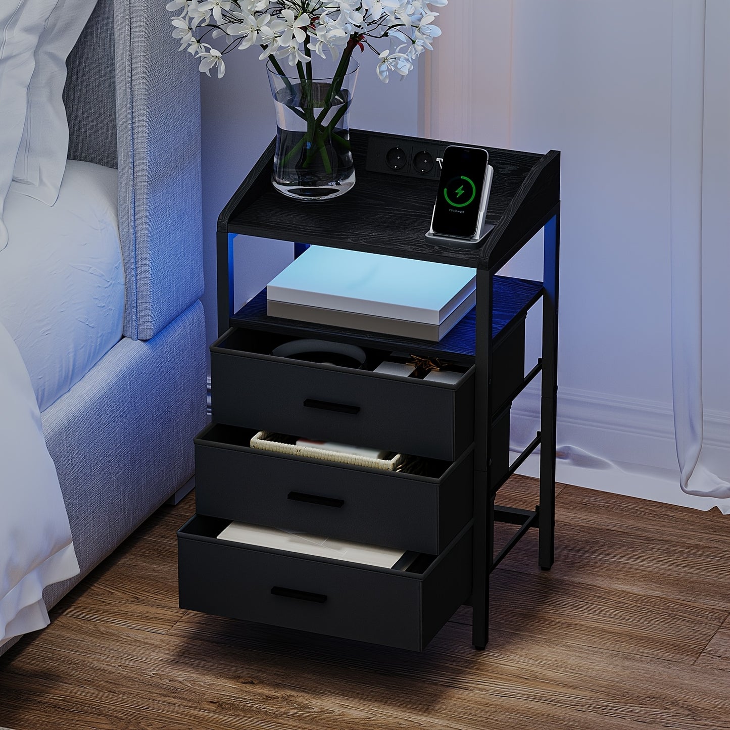 Nachttisch mit LED und USB in Weiß/Schwarz  
Beistelltisch mit 3 Stoffschubladen und Steckdose  
2er-Set Nachttische mit Stauraum und Beleuchtung  
Moderner Nachttisch für Schlafzimmer und Wohnzimmer