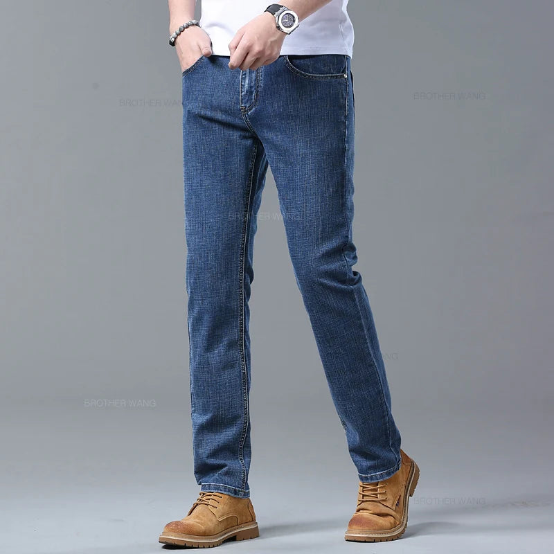 Frühlings-Herren-Jeans in Hellblau, schmal, stilvoll, lässig, Stretch-Stoff, Denim-Hose, klassische Hose, Rauchgrau
