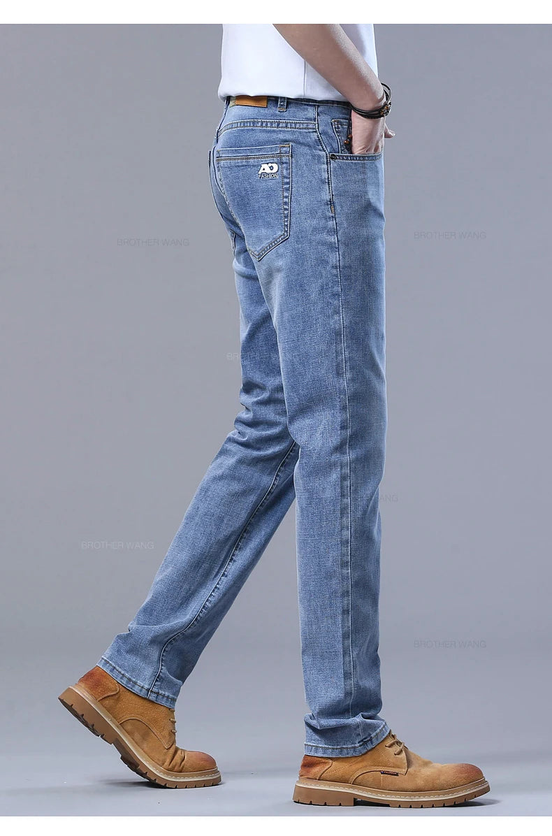 Frühlings-Herren-Jeans in Hellblau, schmal, stilvoll, lässig, Stretch-Stoff, Denim-Hose, klassische Hose, Rauchgrau