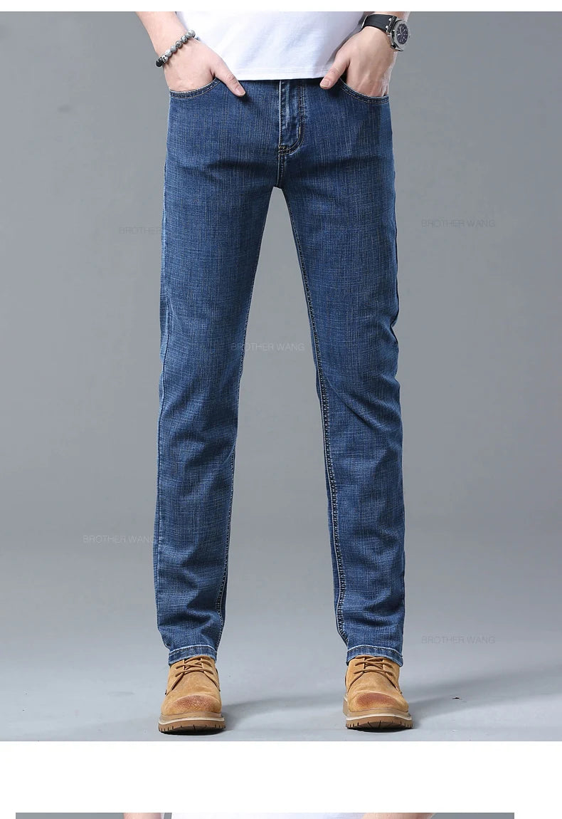 Frühlings-Herren-Jeans in Hellblau, schmal, stilvoll, lässig, Stretch-Stoff, Denim-Hose, klassische Hose, Rauchgrau