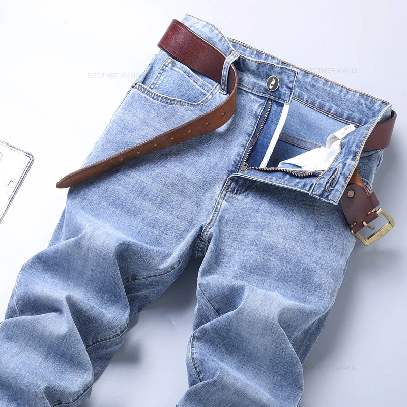 Frühlings-Herren-Jeans in Hellblau, schmal, stilvoll, lässig, Stretch-Stoff, Denim-Hose, klassische Hose, Rauchgrau