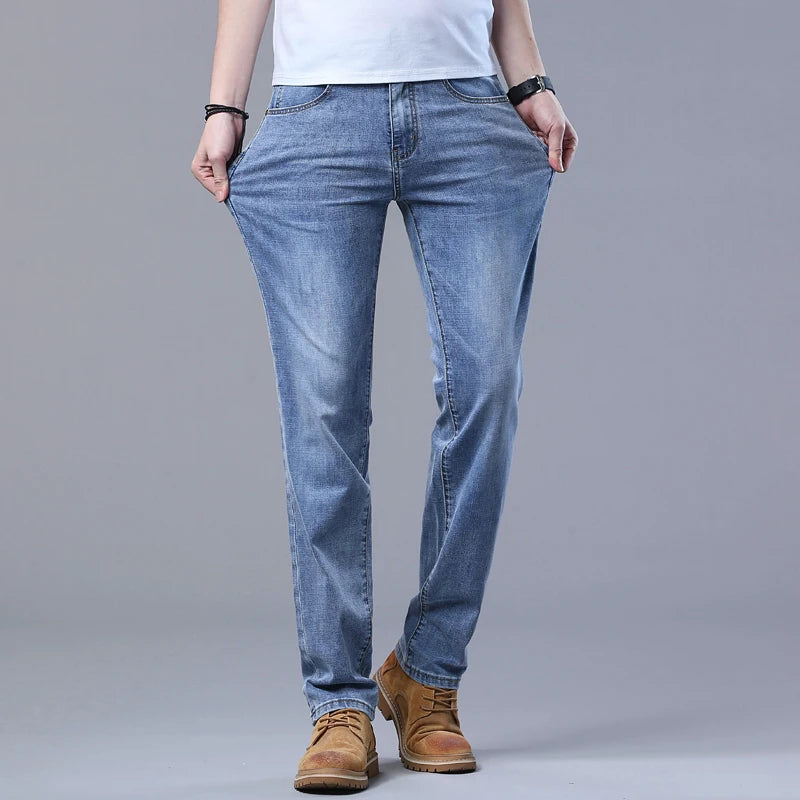 Frühlings-Herren-Jeans in Hellblau, schmal, stilvoll, lässig, Stretch-Stoff, Denim-Hose, klassische Hose, Rauchgrau