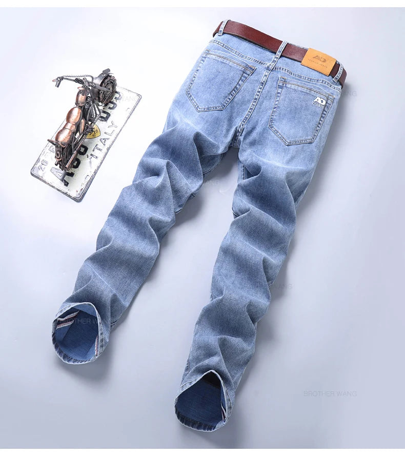 Frühlings-Herren-Jeans in Hellblau, schmal, stilvoll, lässig, Stretch-Stoff, Denim-Hose, klassische Hose, Rauchgrau