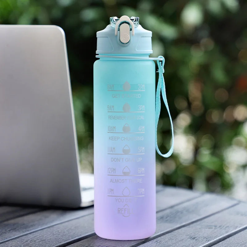 Sportwasserflasche mit zeitverfolgendem Strohhalm, auslaufsicherer, verriegelbarer Klappdeckel für einfaches Tragen, ideal für Outdoor-Abenteuer