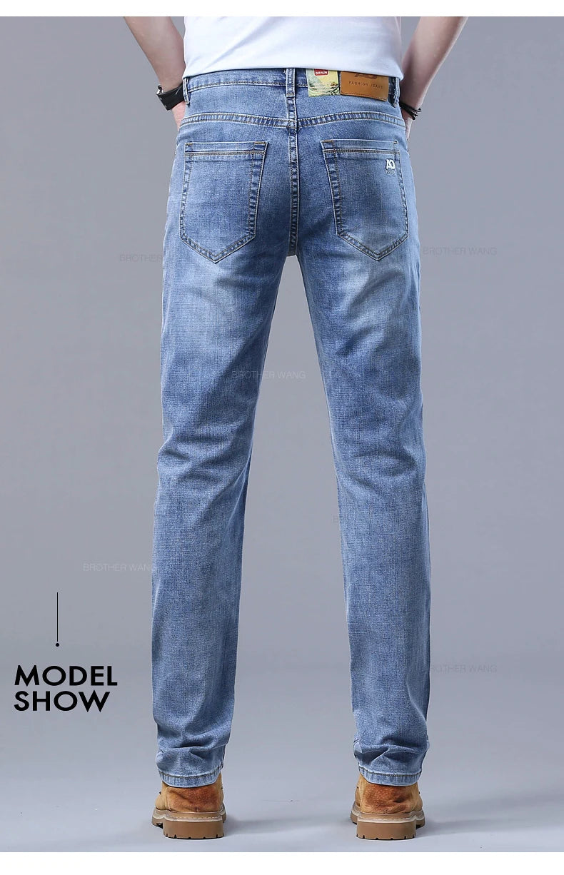 Frühlings-Herren-Jeans in Hellblau, schmal, stilvoll, lässig, Stretch-Stoff, Denim-Hose, klassische Hose, Rauchgrau