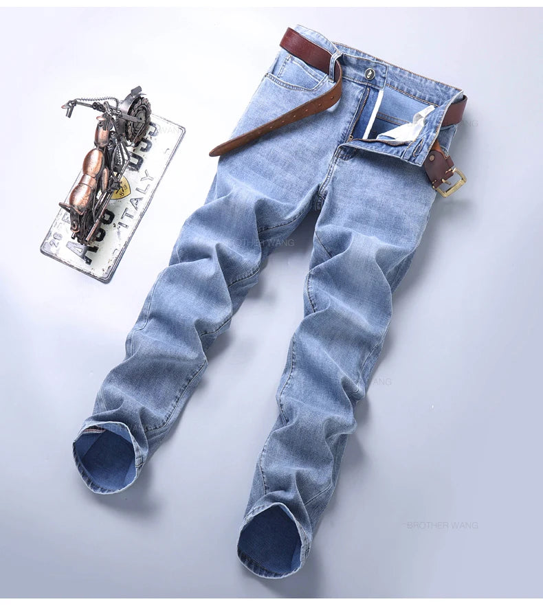 Frühlings-Herren-Jeans in Hellblau, schmal, stilvoll, lässig, Stretch-Stoff, Denim-Hose, klassische Hose, Rauchgrau