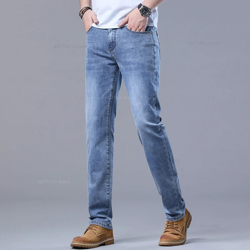 Frühlings-Herren-Jeans in Hellblau, schmal, stilvoll, lässig, Stretch-Stoff, Denim-Hose, klassische Hose, Rauchgrau