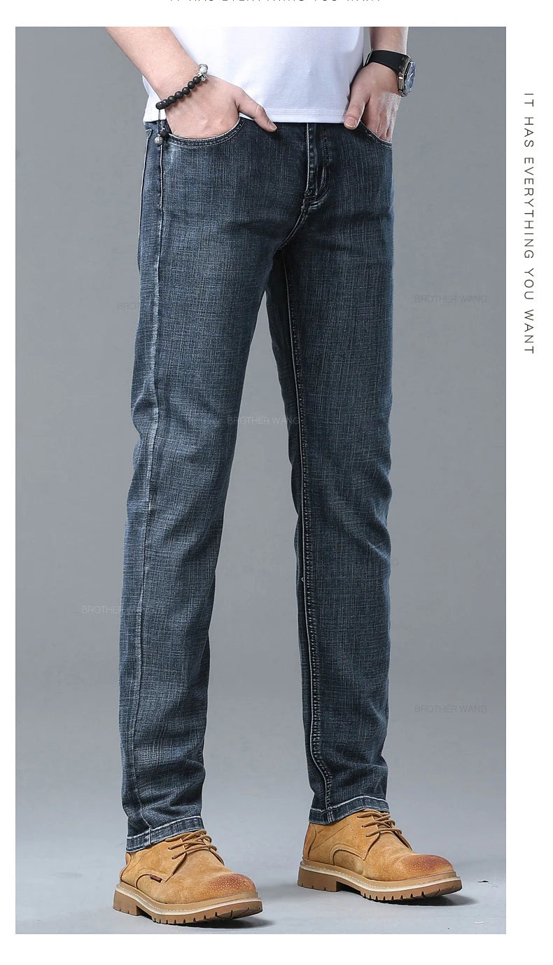Frühlings-Herren-Jeans in Hellblau, schmal, stilvoll, lässig, Stretch-Stoff, Denim-Hose, klassische Hose, Rauchgrau