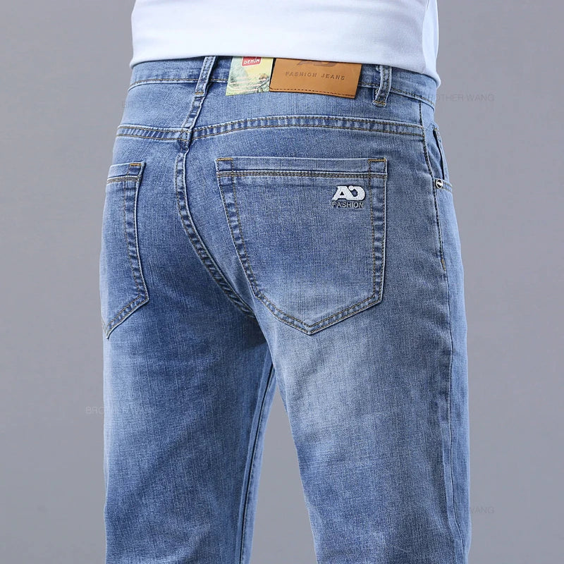 Frühlings-Herren-Jeans in Hellblau, schmal, stilvoll, lässig, Stretch-Stoff, Denim-Hose, klassische Hose, Rauchgrau