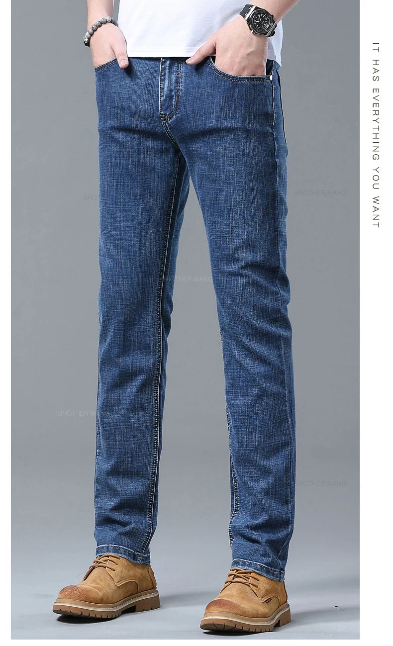 Frühlings-Herren-Jeans in Hellblau, schmal, stilvoll, lässig, Stretch-Stoff, Denim-Hose, klassische Hose, Rauchgrau