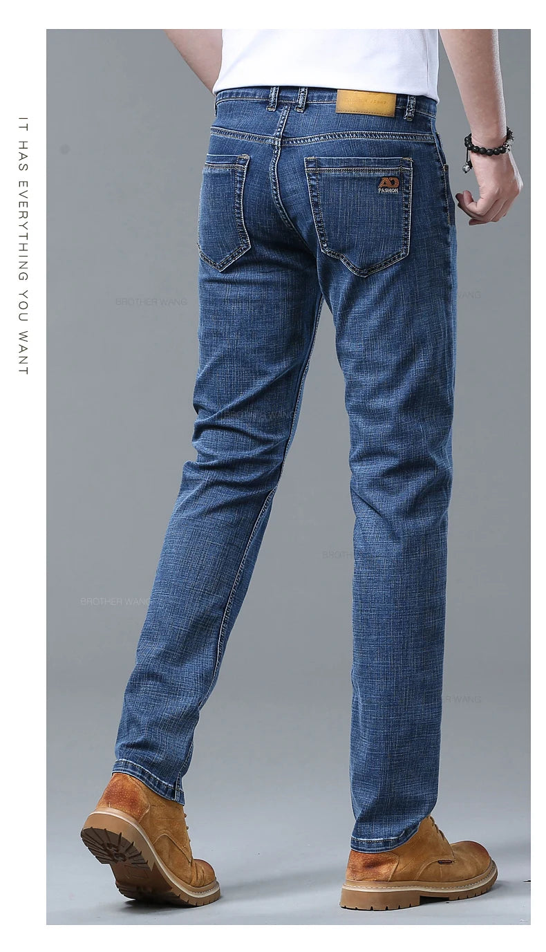 Frühlings-Herren-Jeans in Hellblau, schmal, stilvoll, lässig, Stretch-Stoff, Denim-Hose, klassische Hose, Rauchgrau