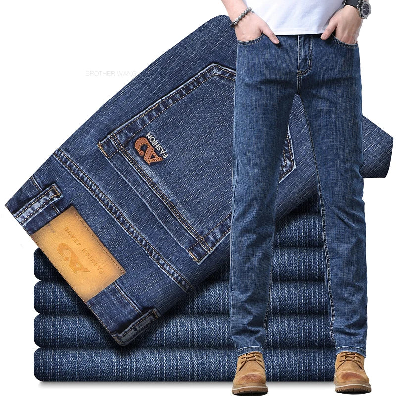 Frühlings-Herren-Jeans in Hellblau, schmal, stilvoll, lässig, Stretch-Stoff, Denim-Hose, klassische Hose, Rauchgrau