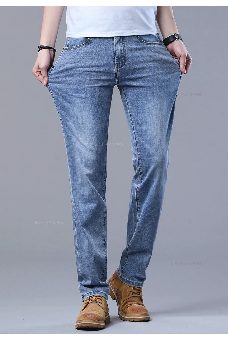 Frühlings-Herren-Jeans in Hellblau, schmal, stilvoll, lässig, Stretch-Stoff, Denim-Hose, klassische Hose, Rauchgrau