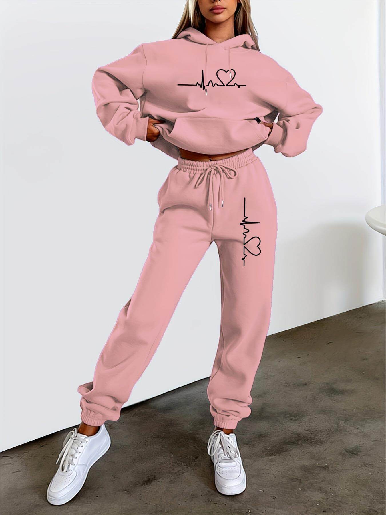 Produktbild von Damen Zweiteiler Cozy – Fleecegefütterter Hoodie & Jogginghose in Grau mit Herzschlag-Print, ideal für Herbst & Winter – hochwertig verarbeitet für tägliche Anwendung