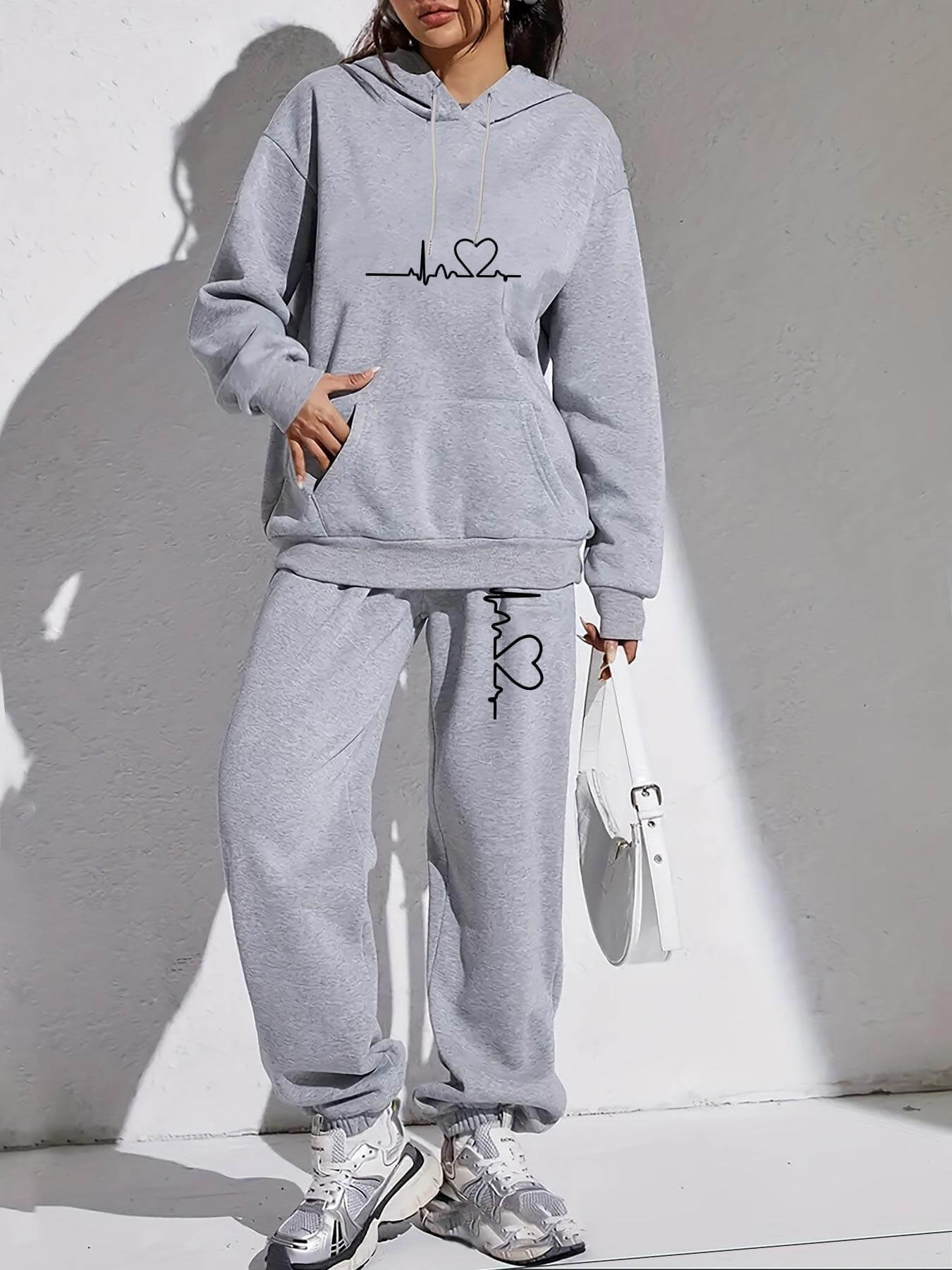 Produktbild von Damen Zweiteiler Cozy – Fleecegefütterter Hoodie & Jogginghose in Grau mit Herzschlag-Print, ideal für Herbst & Winter – hochwertig verarbeitet für tägliche Anwendung