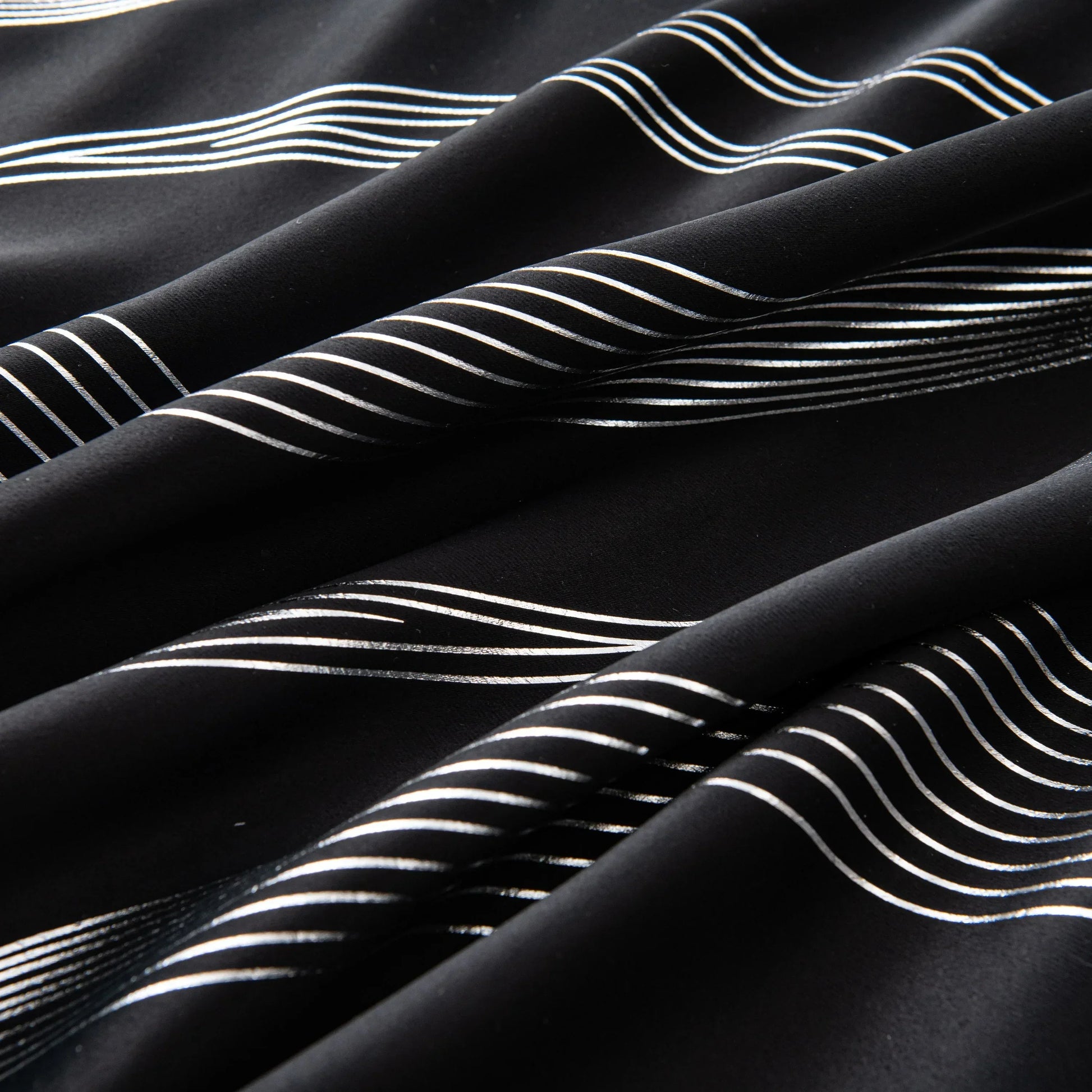 Verdunkelungsvorhänge mit Ösen - Geometrische Wellen-Muster Silber - 213cm Lang, Blickdicht & Wärmeisolierend (2er Set) - FUXLShop