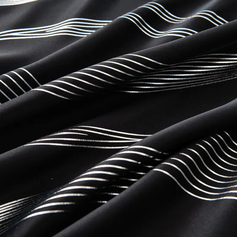Verdunkelungsvorhänge 2er set mit geometrische wellen-muster silber auf schwarzem stoff 213cm lang und blickdicht