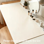 Cremefarbene schminktisch unterlage aus kunstleder mit glatter oberfläche und rundlichen ecken vanity pad wasserabweisend