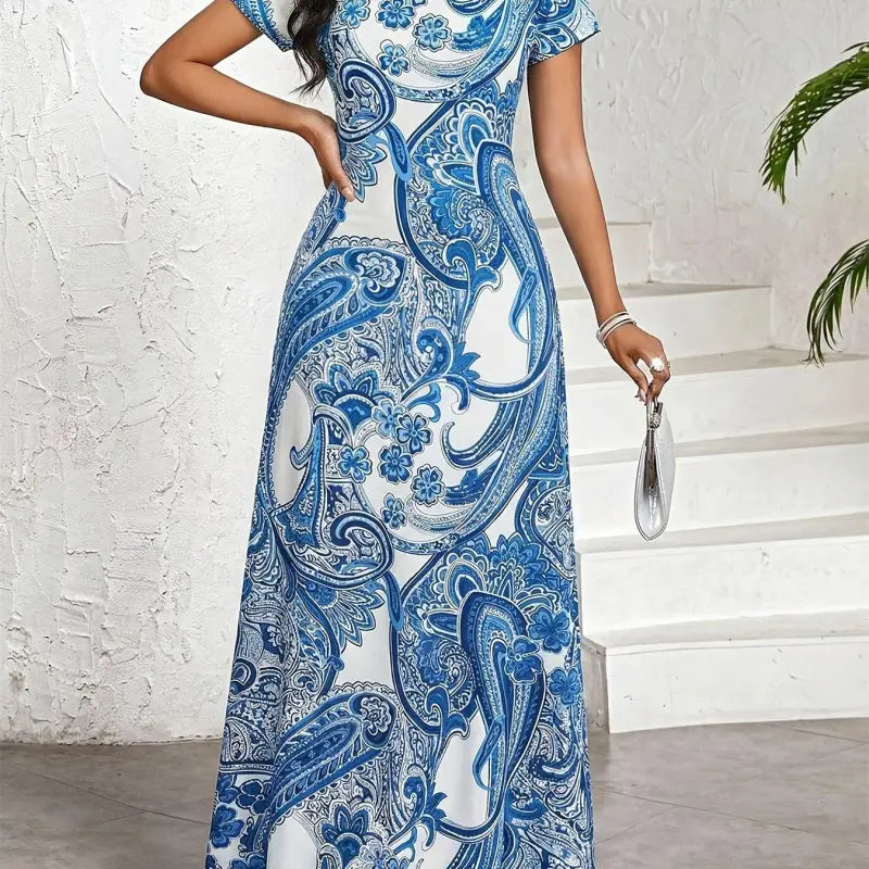 Damen elegantes bedrucktes maxikleid mit blau-weißem paisley-muster, rundhals, kurzarm und fließendem stoff