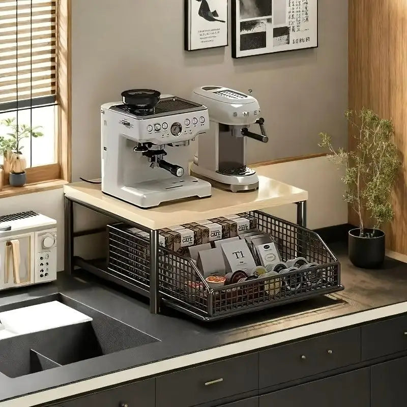 Schwarzes multifunktionales küchenregal aus goldenem eisengestell mit ausziehbarem fach für kaffeekapseln und -beutel