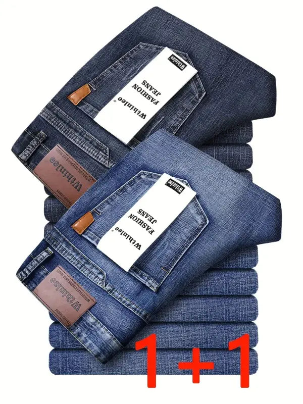 Stapel dunkelblauer herren jeans loose fit straight leg mit braunen lederpatches und weißen etiketten für business casual