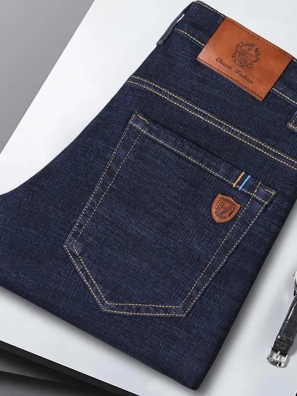 Dunkelblaue herren stoffhose aus denim mit tan lederpatches und kontrastnaht für besondere anlässe perfekte kombination