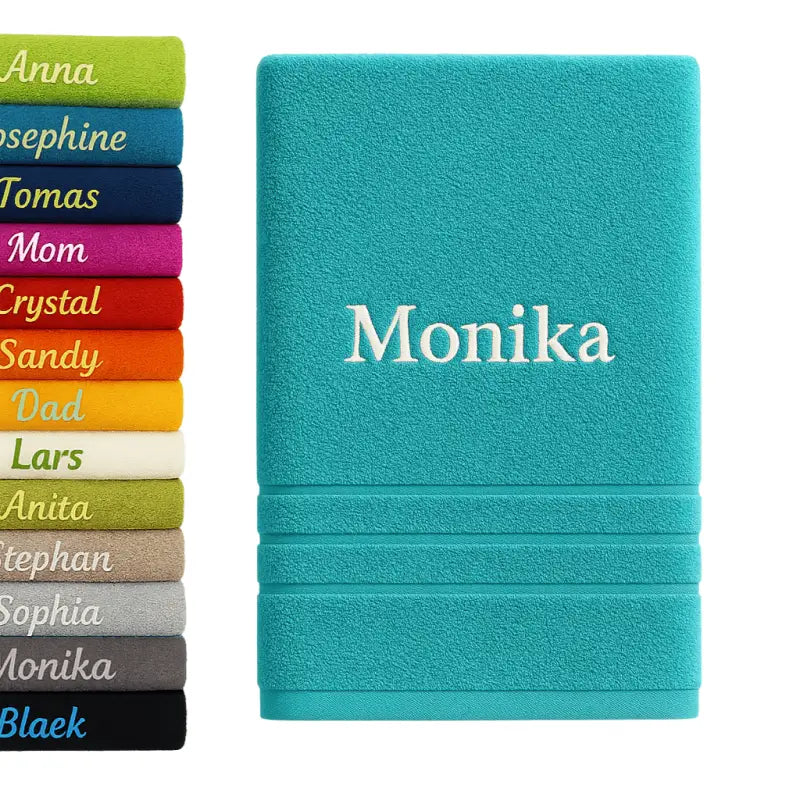Personalisiertes badehandtuch türkis mit weißem besticktem namen monika aus 100% baumwolle mit rippenstreifen