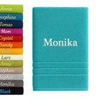 Personalisiertes badehandtuch türkis mit weißem besticktem namen monika aus 100% baumwolle mit rippenstreifen