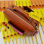 Braune lederhandtasche mit goldfarbenen reißverschlüssen und pinkem innenfutter sicherheitsplomben selbstsichernd online bestellen geschenkideen