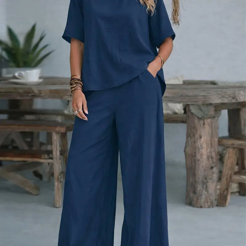 Navyblaue weite hose mit relaxed fit und seitlichen nähte im damen casual 2-teiliges set