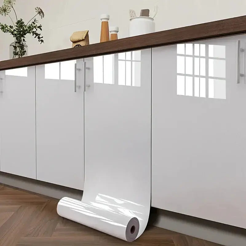 Eine glänzend weiße rolle selbstklebende marmor-klebefolie mit mattem grauen kern für küche und möbel