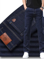 Dunkelblaue herren stoffhose aus denim mit klassischem schnitt und braunen lederpatches für besondere anlässe