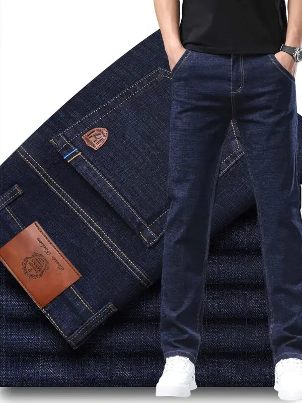 Dunkelblaue herren stoffhose aus denim mit klassischem schnitt und braunen lederpatches für besondere anlässe