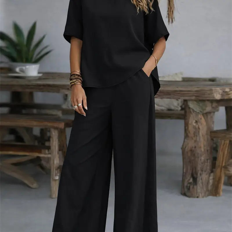 Schwarze weite hose aus fließendem stoff mit subtiler seitennähte im damen casual 2-teiliges set