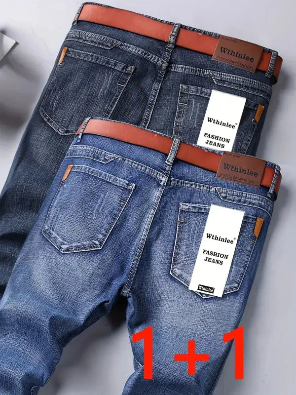Blaue herren jeans loose fit straight leg mit braunem ledergürtel und weißen whinlee fashion jeans etiketten business casual style