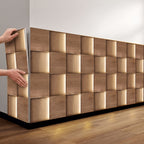 Anbringung selbstklebender Wandfliesen in schachbrettartiger Holzoptik an einer Wand