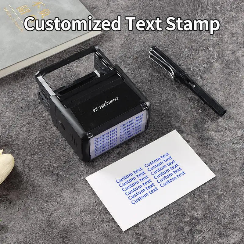 Schwarzer personalisierter textstempel groß chengxi-26 mit klarem plastikdeckel und blauer tinte auf papier