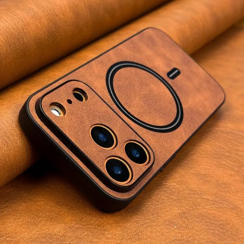 Rückseite einer braunen luxus leder handyhülle mit magnetischem ring und schwarzen kamerafassungen im retro business stil