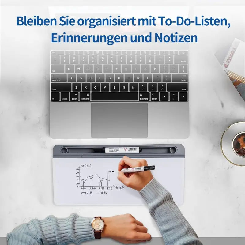 Graues schreibtisch-whiteboard mit ablage und handyhalter zeigt graph mit schwarzem marker auf desktop memoboard weiß