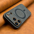Schwarze luxus leder handyhülle im retro business stil mit goldverzierten kamerafassungen und magnetischem ladepad auf der rückseite