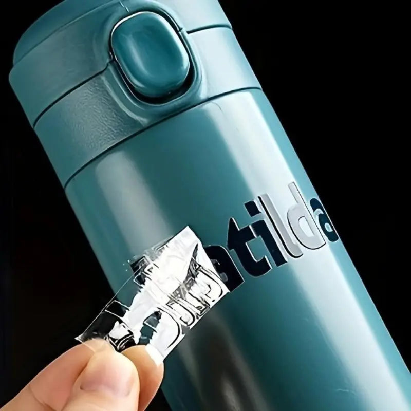 Teal isolierter reisebecher mit glänzendem finish und druckknopfdeckel als werbefläche für personalisierte uv-transfer-sticker mit eigenem logo