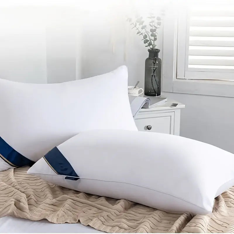 Weißes weiches kissen 65 x 40 cm mit navyblauem satinrand und reißverschluss online bestellen als geschenkideen