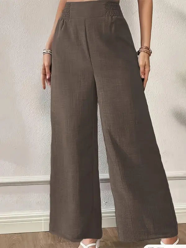 Braune elegante damen-schlaghose wide leg aus texturierter stoff mit smock-bund ganzjährig tragbar
