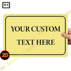 Personalisiertes 2d-wandschild aluminium in hellgelb mit schwarzem rand und individuell bedrucktem text