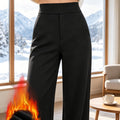 Detailansicht der schwarzen Damenhose mit hohem Bund, Seitentaschen und Stoffeinblendung