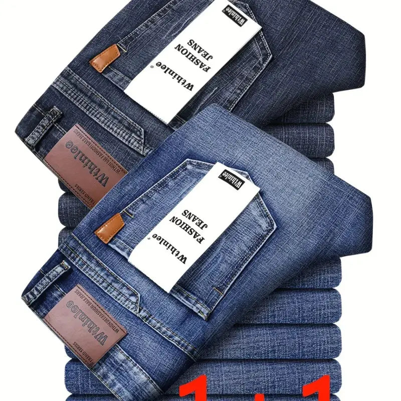 Stapel dunkelblauer herren jeans mit braunen lederpatches und weißen markenetiketten loose fit gerade geschnitten business casual denimhose