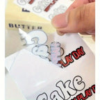 Weiß roter transfer sticker mit eigenem logo wird von transparentem träger bei personalisierten uv-transfer-stickern abgezogen