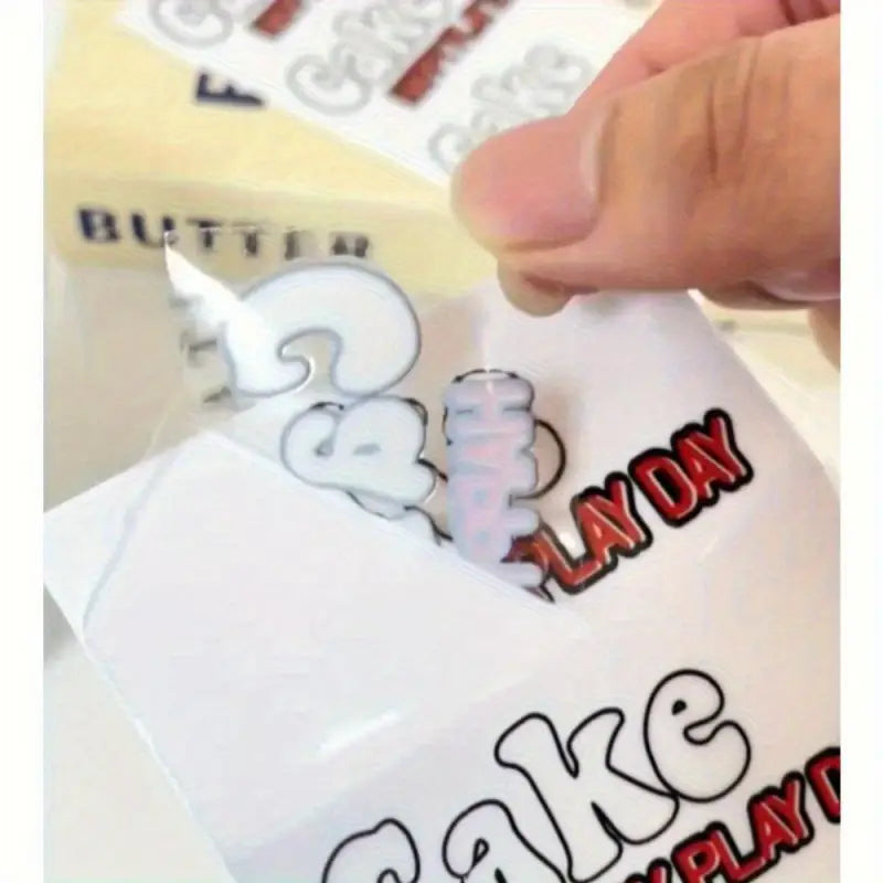 Weiß roter transfer sticker mit eigenem logo wird von transparentem träger bei personalisierten uv-transfer-stickern abgezogen